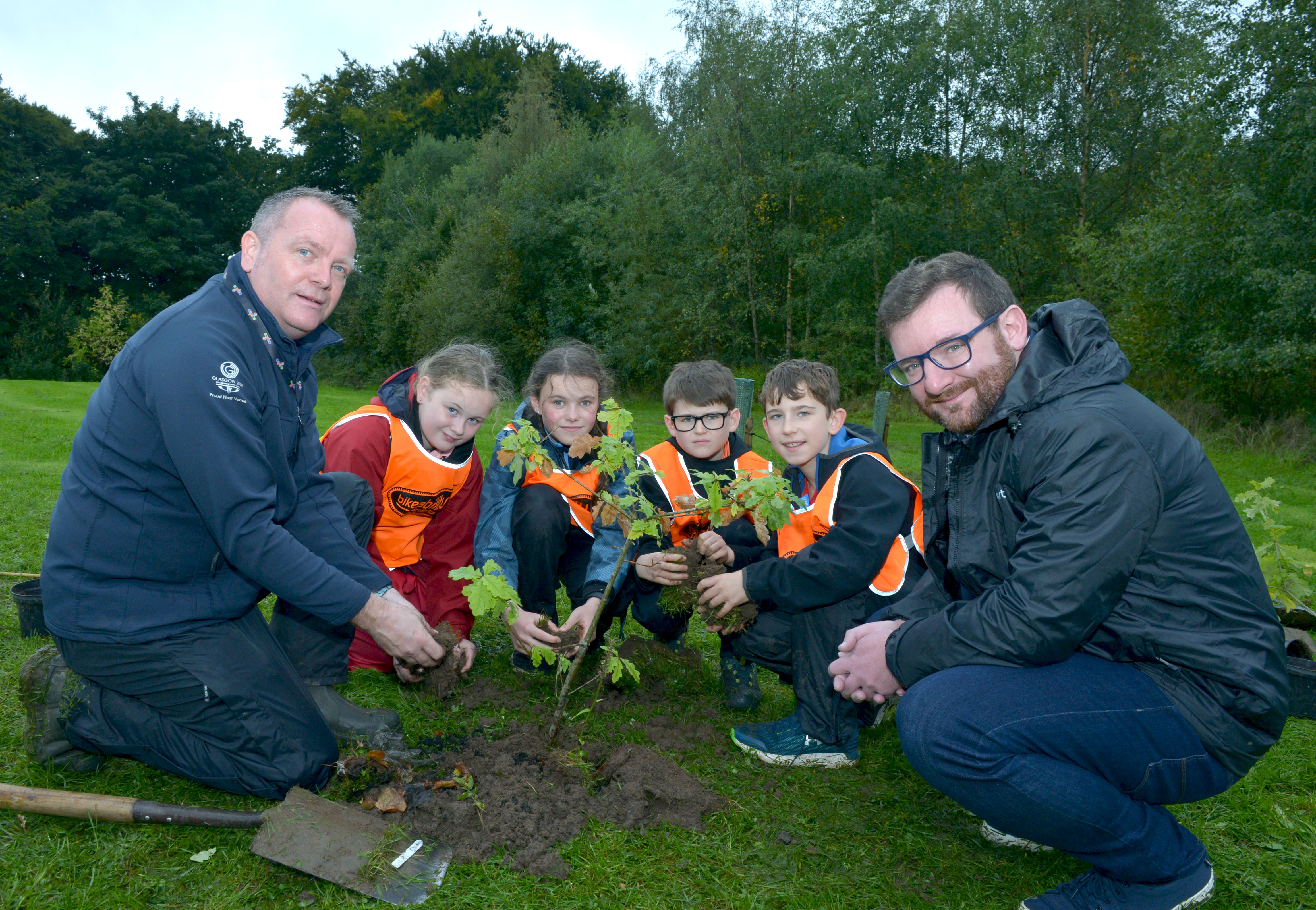 Pupils planting trees at Strathclyde Park