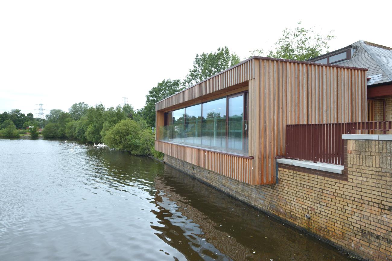 Drumpellier visitor centre loch side